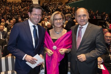 „Festlicher Abend“ anlässlich des Landesfeiertages im Festspielhaus St. Pölten: Landeshauptfrau Johanna Mikl-Leitner mit Gastredner Karl-Theodor zu Guttenberg und Nationalratspräsident Wolfgang Sobotka.