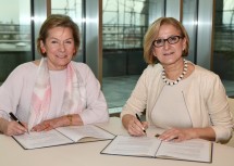 Landeshauptfrau Johanna Mikl-Leitner (rechts) und Sonja Zwazl (links), die Präsidentin der Wirtschaftskammer Niederösterreich (WKNÖ): NAFES-Abkommen für die Periode 2018 bis 2020 unterzeichnet.

