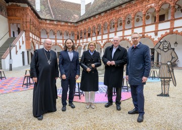 Freude über die Eröffnung der neuen Ausstellung auf der Schallaburg bei Abt Georg Wilfinger, Kurator Dominik Heher, Landeshauptfrau Johanna Mikl-Leitner, Diözesanbischof Alois Schwarz und Geschäftsführer Peter Fritz.