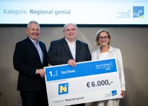 Das Gewinnerprojekt in der Kategorie „Regional genial“, das Leit- und Steuersystem "DocTimer", dotiert mit 6.000 Euro: (v.l.) Michael Dochter (Prokurist riz up), Andreas Dirnberger und Landeshauptfrau Johanna Mikl-Leitner.