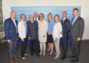 Bei der Pressekonferenz im Anschluss an den Dialog „Wirtschaft und Arbeit“ in Rückersdorf-Harmannsdorf: Arbeiterkammer-Präsident Markus Wieser, Landesrätin Petra Bohuslav, AMS-Landesgeschäftsführer Karl Fakler, Landesschulratspräsident Johann Heuras, Landeshauptfrau Johanna Mikl-Leitner, Landesrätin Barbara Schwarz, Wirtschaftskammer-Präsidentin Sonja Zwazl, Landesrat Karl Wilfing und IV-Präsident Thomas Salzer (v.l.n.r.)