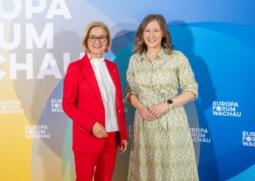 Pressekonferenz zu aktuellen europapolitischen Themen im Rahmen des Europa-Forum Wachau am Campus Krems: Landeshauptfrau Johanna Mikl-Leitner und Europaministerin Claudia Bauer.