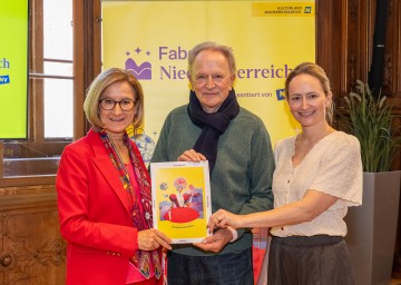 Pressekonferenz zu „20 Jahre Fabelhaft Niederösterreich“ im Palais Niederösterreich (v.l.): Landeshauptfrau Johanna Mikl-Leitner mit Festivalgründer und Erzähler Folke Tegetthoff und seiner Tochter Tessa.