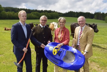 Zukunftskonzept der Bergbahnen St. Corona GmbH geht in Umsetzung: Geschäftsführer der NÖ-Bergbahnen Mag. Markus Redl, Bürgermeister Josef Pichlbauer, Landesrätin Dr. Petra Bohuslav, ecoplus Geschäftsführer Mag. Helmut Miernicki (v.l.n.r.)