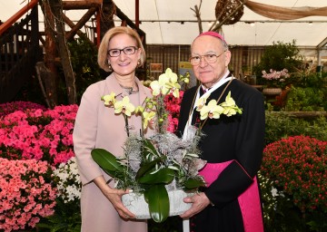 Bei der Eröffnung der Orchideen-Ausstellung wurde auch eine neue Orchideenzüchtung präsentiert, die den Namen „Johanna Mikl-Leitner“ trägt: Landeshauptfrau Johanna Mikl-Leitner und Prälat Bernhard Backovsky.