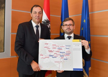 Straßenbaudirektor DI Josef Decker und Landesrat DI Ludwig Schleritzko präsentieren die Straßenbaumaßnahmen 2017 bis 2020 in Niederösterreich. (v.l.n.r.)