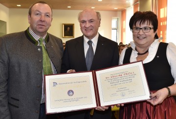 Die Ehrenbürger-Urkunde der Marktgemeinde Oed-Öhling überreichten Vizebürgermeister Martin Kattner und Bürgermeisterin Landtagsabgeordnete Michaela Hinterholzer an Landeshauptmann Dr. Erwin Pröll (Mitte).