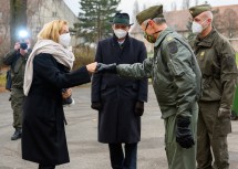 Die Ehren- und Festgäste bei der Eröffnungsfeier. Landeshauptfrau Johanna Mikl-Leitner, Bezirkshauptmann Andreas Riemer, General Norbert Gehart und Kommandant Reinhard Kraft (v.l.n.r.)