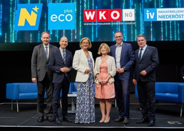 Christian Helmenstein, Economica Institut für Wirtschaftsforschung, Bundesminister Martin Kocher, Landeshauptfrau Johanna Mikl-Leitner, IV-NÖ Vizepräsidentin Barbara Ascher, ecoplus Aufsichtsratsvorsitzender Klubobmann Jochen Danninger und WKNÖ-Präsident Wolfgang Ecker (v.l.).