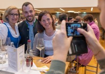 Landeshauptfrau Johanna Mikl-Leitner mit Besuchern des Jubiläumsfestes.