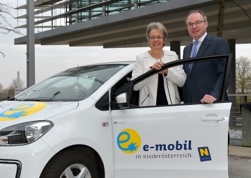 Wirtschafts-Landesrätin Dr. Petra Bohuslav und Umwelt-Landesrat Dr. Stephan Pernkopf präsentieren die 1.000 Euro Anschlussförderung für das E-Mobilitätspaket des Bundes. (v.l.n.r.)