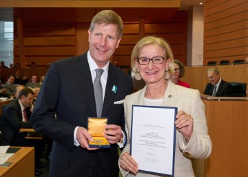 Julian Hadschieff, geschäftsführender Gesellschafter der Humanocare GmbH, erhielt das „Große Goldene Ehrenzeichen für Verdienste um das Bundesland Niederösterreich“.