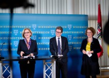 Landeshauptfrau Johanna Mikl-Leitner, Minister Martin Polaschek und Landesrätin Christiane Teschl-Hofmeister präsentieren den neuen Campus in Hainburg an der Donau: Ausbildungs-Hotspot im Bereich der Biotechnologie.