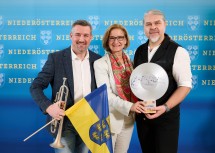 Landeshauptfrau Johanna Mikl-Leitner mit den Zweitplatzierten Stefan Gössinger (li.) und Roman Beisser (re.).