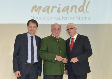 Eröffnung des „Mariandl“ in Krems: Spar-Vorstandsvorsitzender Dr. Gerhard Drexel, Landeshauptmann Dr. Erwin Pröll, Mag. Marcus Wild (Vorsitzender Geschäftsführung SES Spar European Shopping Centers“) v.l.n.r.