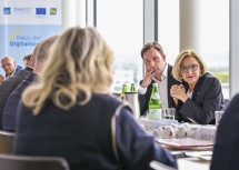 Landeshauptfrau Johanna Mikl-Leitner und Hermann Erlach im Gespräch mit Vertreterinnen und Vertretern aus Industrie und Wirtschaft.