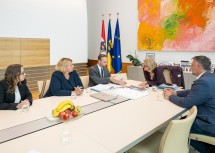 Amtsleiterin Isabell Grindling, Vizebürgermeisterin Birgit Wallner, Bürgermeister Daniel Lachmayr, Landeshauptfrau Johanna Mikl-Leitner und Landtagsabgeordneter Lukas Michlmayr im Gespräch (v.l.n.r.)