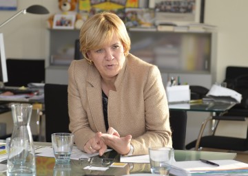 Landesrätin Mag. Barbara Schwarz informiert über den Eltern-Ratgeber „Vom Kindergarten in die Schule“.