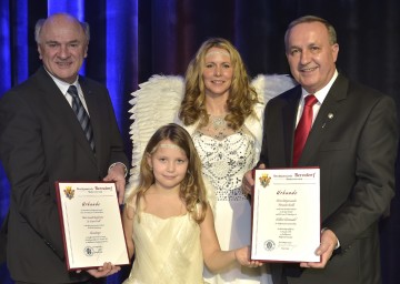 Weihnachtliche Geburtstagsfeier mit Ehrungen: Landeshauptmann Dr. Erwin Pröll (Ehrenbürgerschaft), Iris Benevelli mit Leni-Sue Benevelli und Bürgermeister Hermann Kozlik (Goldene Ehrennadel).