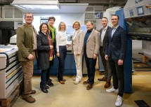 (v.l.n.r.) Stadtrat Andreas Granner, WKNÖ-Bezirksstellenobfrau Doris Schreiber, Nationalratsabgeordnete Martina Diesner-Wais, Manuela Steindl, Landeshauptfrau Johanna Mikl-Leitner, Christian Janetschek, Geschäftsführer Erich Steindl und Betriebsleiter Daniel Steindl.