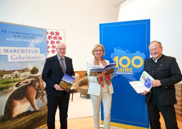  Landeshauptfrau Johanna Mikl-Leitner mit den Herausgebern Edgar Niemeczek (links) und Hermann Schultes (rechts).