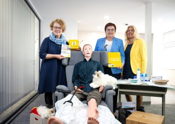 (v.l.n.r.): Sozial-Landesrätin Christiane Teschl-Hofmeister, Hilfswerkpräsidentin Michaela Hinterholzer  und Gabriela Goll (Pflegedirektorin und Geschäftsleitung Hilfe und Pflege daheim).