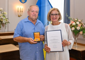 Landeshauptfrau Johanna Mikl-Leitner mit dem Träger des „Großen Ehrenzeichen für Verdienste um das Bundesland Niederösterreich“, Kammerrat a.D. Wolfgang Zuser.