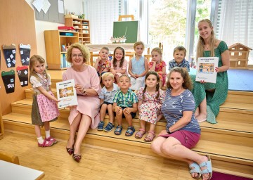 Bildungs-Landesrätin Christiane Teschl-Hofmeister mit Kindern und Pädagoginnen in einem NÖ Landeskindergarten
