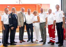 Von links nach rechts: Landespolizeidirektor Franz Popp, Samariterbund-Präsident Hannes Sauer, LH-Stellvertreter Stephan Pernkopf, Landesfeuerwehrkommandant Dietmar Fahrafellner, Landeshauptfrau Johanna Mikl-Leitner, der NÖ Militärkommandant Martin Jawurek, der Landesrettungskommandant-Stv. Johann Kaufmann, Landesfeuerwehrkommandant-Stellvertreter Martin Boyer.
