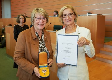 Dr. Elfriede Mayrhofer, ehemalige Bezirkshauptfrau des Bezirkes Krems, wurde von Landeshauptfrau Johanna Mikl-Leitner mit dem "Silbernen Komturkreuz des Ehrenzeichens für Verdienste um das Bundesland Niederösterreich" ausgezeichnet 
