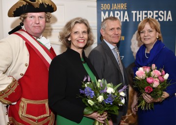 Dr. Sabine Haag, Generaldirektorin des KHM-Museumsverbandes, Dr. Franz Sattlecker, Geschäftsführer Schloss Schönbrunn Kultur- und Betriebsges.m.b.H., und Landesrätin Mag. Barbara Schwarz mit einem Statisten bei der Ausstellungseröffnung. (v.l.n.r.)