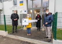 Schlüsselübergabe in Korneuburg, von links: Landesrat Martin Eichtinger, Nicole Maier, 1. Vizebürgermeisterin Helene Fuchs-Moser und Ing. Christian Wieseneder, Geschäftsführer Neue Heimat.