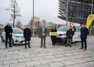 Gerd Schober (Renault Österreich), Herbert Greisberger (Geschäftsführer der eNu), LH-Stv. Stephan Pernkopf, Christa Ruspeckhofer (Mitglied der Geschäftsleitung der eNu und Leiterin der Initiative Nachhaltiges Beschaffungsservice NÖ), Martin Riha und Thierry Lucio Galler (Opel Österreich)