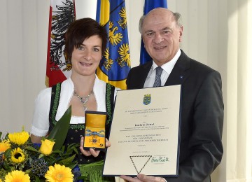 Das \"Goldene Ehrenzeichen für Verdienste um das Bundesland Niederösterreich\" überreichte Landeshauptmann Dr. Erwin Pröll der Skirennläuferin und Weltmeisterin Kathrin Zettel.