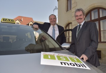 Präsentation des \"ISTmobil\"-Systems in Korneuburg: \"10 vor Wien\"-Regionssprecher Landtagsabgeordneter Ing. Hermann Haller und Verkehrs-Landesrat Mag. Karl Wilfing. (v.l.n.r.)