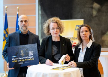 Lutz Köllner von der Jugend:info NÖ, Landesrätin Christiane Teschl-Hofmeister und Elisabeth Cinatl (v.l.n.r.) vom Netzwerk der österreichischen Frauen- und Mädchenberatungsstellen präsentierten die gemeinsame Kampagne „Niederösterreich sagt NEIN zu K.O.-Tropfen“. Dabei werden spezielle Bänder zur Verfügung gestellt, die auf den Wirkstoff Liquid Ecstasy testen.