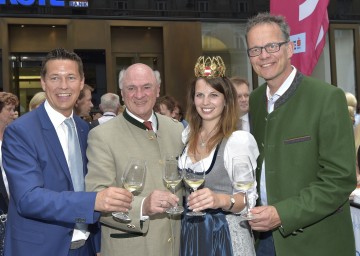 Bei der Eröffnung von \"Weinviertel am Graben\": Landtagsabgeordneter Mag. Kurt Hackl, Landeshauptmann Dr. Erwin Pröll, Weinkönigin Christina Hugl und DI Hannes Weitschacher (Geschäftsführer Weinviertel Tourismus). (v. l. n. r. )