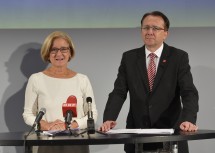 Landeshauptfrau Johanna Mikl-Leitner und Bürgermeister Matthias Stadler bei der Pressekonferenz im Landestheater in St. Pölten.