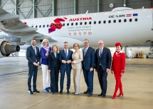 Am Flughafen Wien vor dem Airbus A 320 von Austrian Airlines, der ab jetzt das offizielle Logo der Österreich-Teilnahme an der diesjährigen Expo in Osaka trägt.
