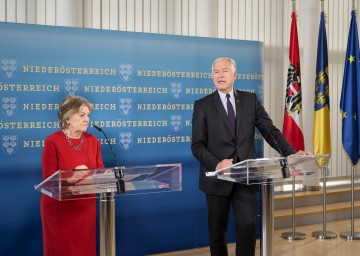 EU-Kommissarin Elisa Ferreira und Landesrat Martin Eichtinger bei der Pressekonferenz