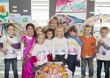 Landesrätin Mag. Barbara Schwarz und kleine Künstler des NÖ Landhauskindergartens