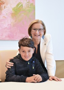 Beim „Tag der offenen Tür“ im Büro der Landeshauptfrau durften die jüngsten Gäste in Mikl-Leitners Bürosessel Platznehmen und ein Erinnerungsfoto machen.