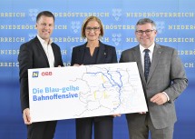 Präsentierten die blau-gelbe Bahnoffensive: Landeshauptfrau Johanna Mikl-Leitner (m.) mit Mobilitätslandesrat Ludwig Schleritzko (r.) und dem Leiter der ÖBB-Infrastruktur Franz Hammerschmid (l.).