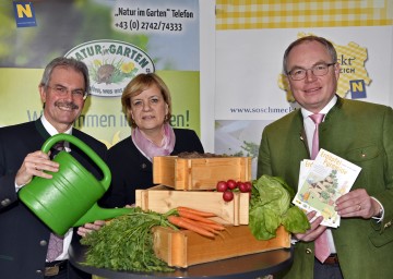 Landesrat Mag. Karl Wilfing, Landesrätin Mag. Barbara Schwarz und LH-Stellvertreter Dr. Stephan Pernkopf freuen sich über den großen Erfolg der Erdäpfel- und Gemüsepyramide (v.l.n.r.)