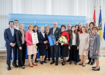 Landeshauptfrau Johanna Mikl-Leitner und der Jubilar Alfred Riedl im Kreise seiner Familie mit der Ehrenstatuette des Landes NÖ „Heiliger Leopold“.