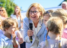 Für die Eröffnung des Kindergartens holte sich Landeshauptfrau Johanna Mikl-Leitner Unterstützung von den Kindern.