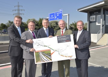 Eröffnung des neuen Verkehrskontrollplatzes in Bruck durch Asfinag-Vorstand Klaus Schierhackl, Landeshauptmann Hans Niessl, Bundesminister Alois Stöger, Landeshauptmann Erwin Pröll und Asfinag-Vorstand Alois Schedl (v. l. n. r.).