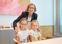 "Probe sitzen" am Sessel der Landeshauptfrau.