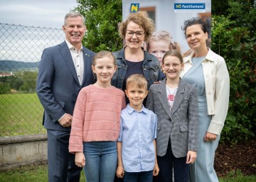 Bürgermeister Herbert Ramler, Landesrätin Christiane Teschl-Hofmeister und Direktorin Manuela Dockner mit Kindern. 