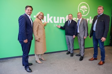 Eröffnung des Zukunftsparks+ in Tulln: Wirtschaftsstadtrat Lucas Sobotka, Landeshauptfrau Johanna Mikl-Leitner, Finanzstadtrat Harald Schinnerl, Gesellschafter Werner Beutelmeyer und Geschäftsführer Franz Wöss (v.l.n.r.)